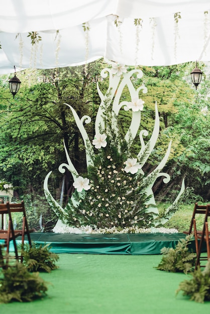 Ceremonia de boda en el bosque entre los árboles en la pista verde