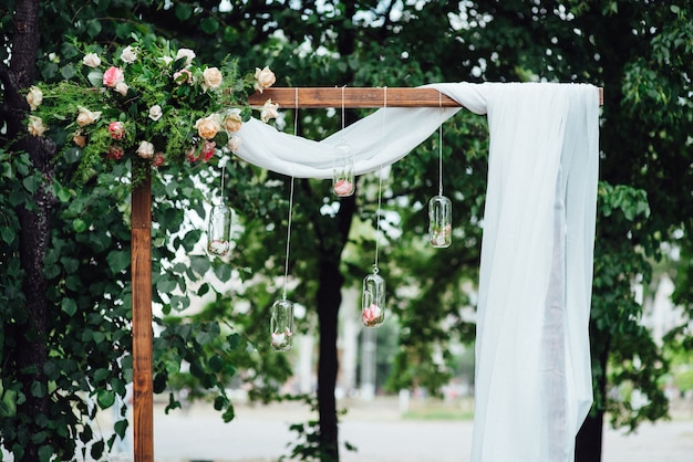 Ceremonia de boda en el bosque entre los árboles en la pista verde