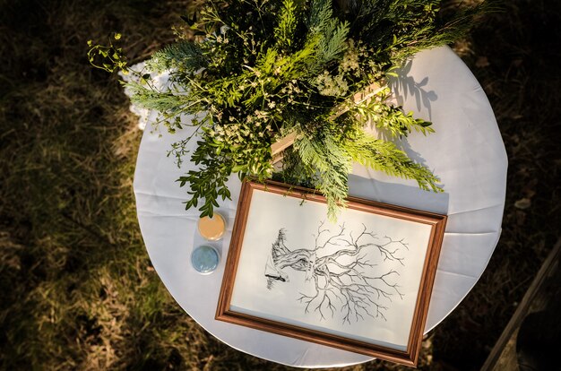 Ceremonia de boda en el bosque entre los árboles en la pista verde