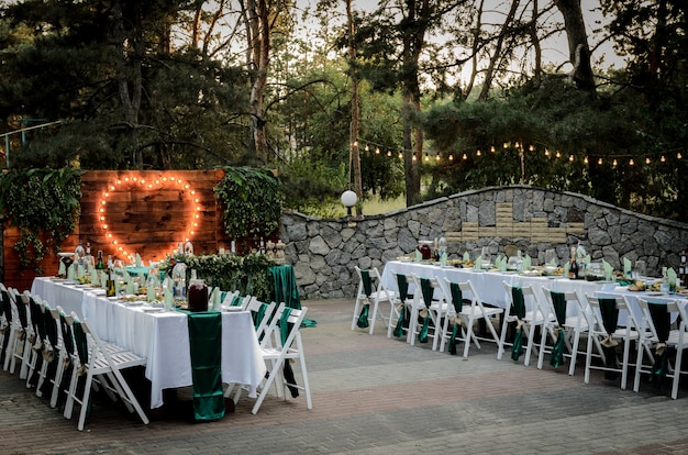 Ceremonia de boda en el bosque entre los árboles en la pista verde