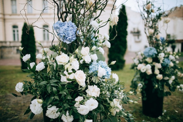 Ceremonia de boda en el castillo con hermoso arco decorado con flores frescasx9xA