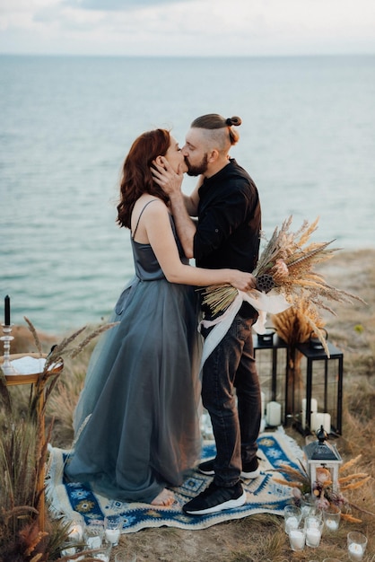 Ceremonia de boda de una chica y un chico en las altas colinas