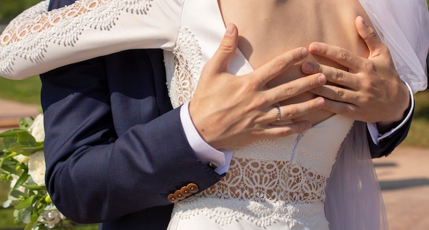 ceremonia de la boda, día de la boda, hombre y mujer, vestido blanco, traje azul, anillo de bodas