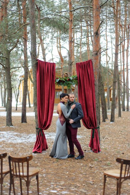 Ceremonia de boda para dos cerca del arco rojo