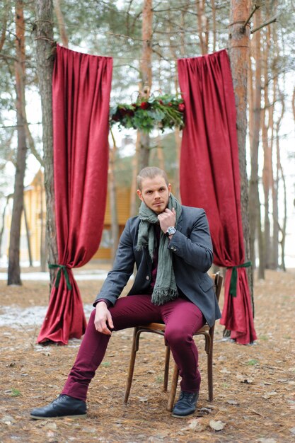 Ceremonia de boda para dos cerca del arco rojo