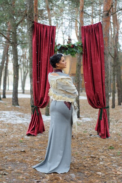 Ceremonia de boda para dos cerca del arco rojo