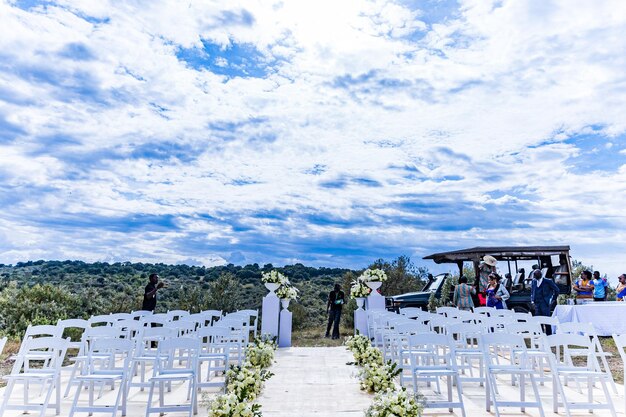 Foto la ceremonia de la boda se establece en un día nublado