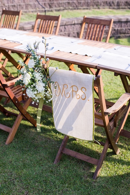 Foto ceremonia de boda con flores afuera en el jardín