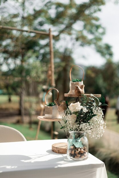 Ceremonia de boda con flores al aire libre en el jardín.