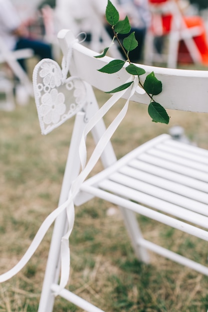 Ceremonia de boda con hermosos verdes y flores.