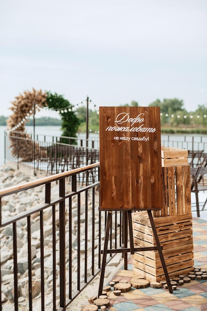 Ceremonia de boda Hona en el muelle cerca del agua