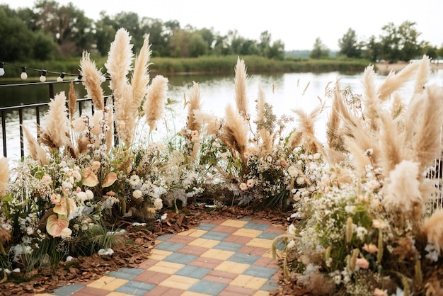 Ceremonia de boda Hona en el muelle cerca del agua