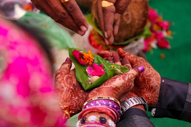 Foto ceremonia de boda india novia y el novio de la mano