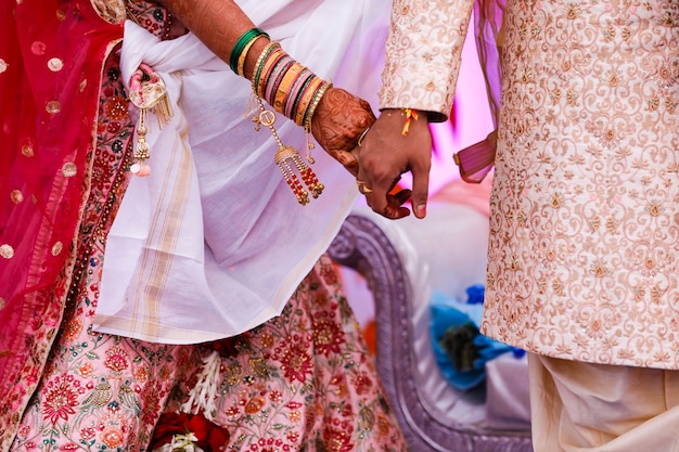 Ceremonia de boda india tradicional, novio mano de novia