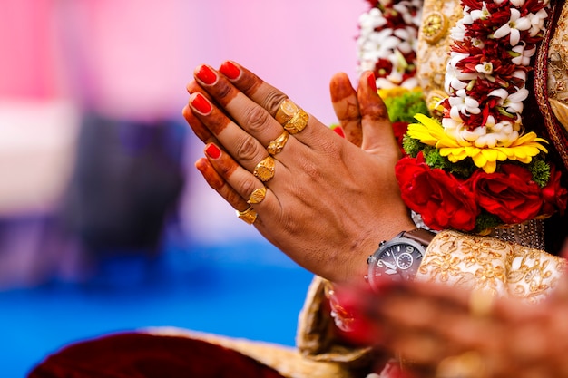 Ceremonia de boda india tradicional novio mano