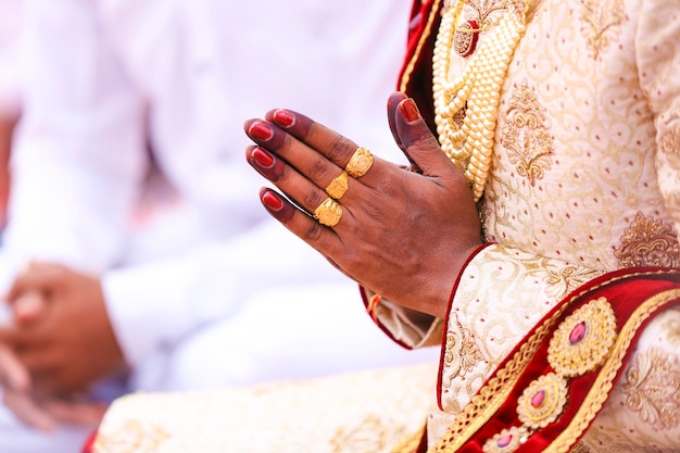 Ceremonia de boda de Maharashtra en la mano del novio del hinduismo