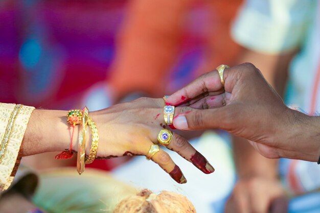 Ceremonia de la boda en la mano del novio hinduismo