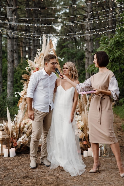 Ceremonia de boda del matrimonio de un chico y una chica.