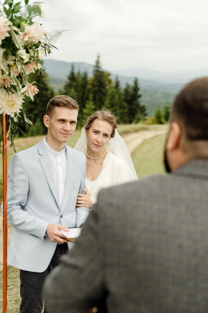 Ceremonia de boda en las montañas.