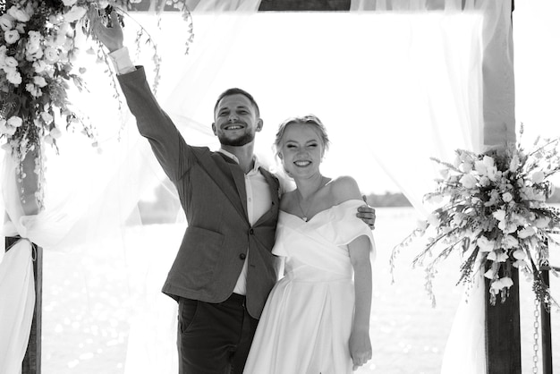 Ceremonia de boda en un muelle alto cerca del río.