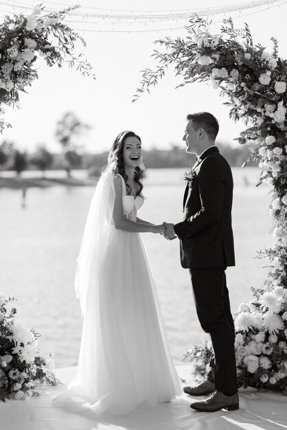 Ceremonia de boda en un muelle alto cerca del río.