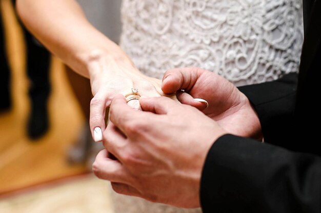 Ceremonia de boda El novio pone el anillo de bodas en el dedo de la novia