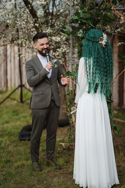 Foto ceremonia de boda de los recién casados en una cabaña de campo