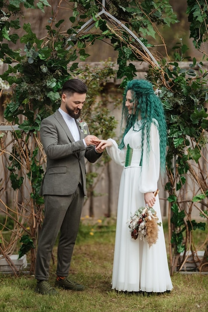 Foto ceremonia de boda de los recién casados en una cabaña de campo