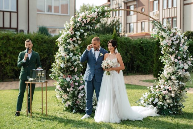 Ceremonia de boda de los recién casados en el claro