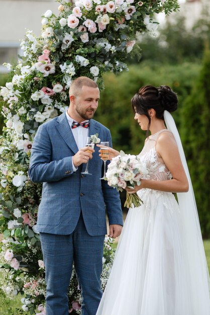 Ceremonia de boda de los recién casados en el claro