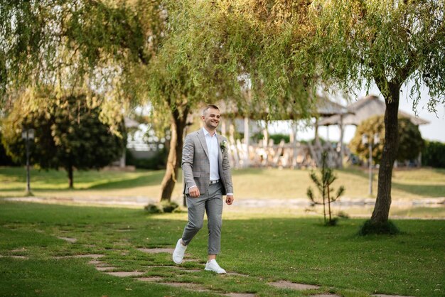 Ceremonia de boda de los recién casados en el claro