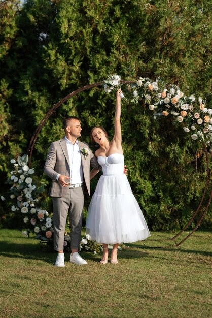 Ceremonia de boda de los recién casados en el claro