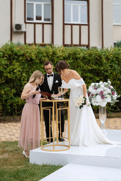 Ceremonia de boda de los recién casados en el claro