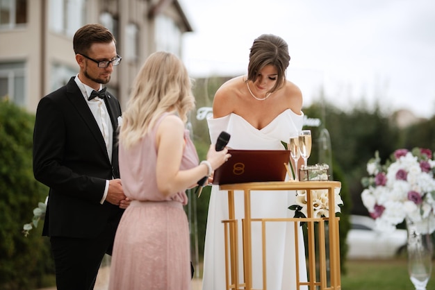 Ceremonia de boda de los recién casados en el claro