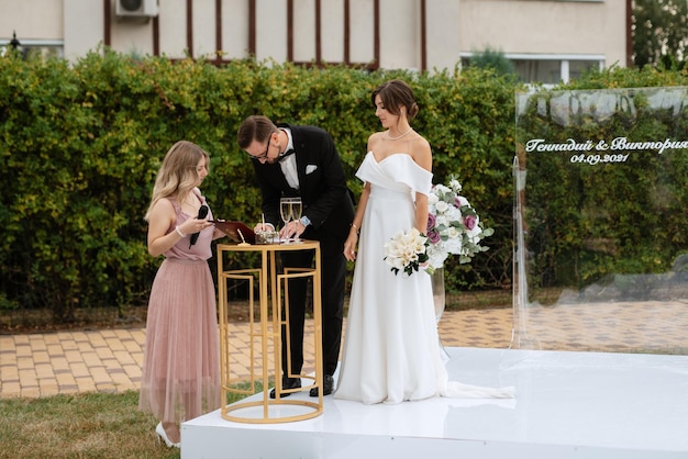 Ceremonia de boda de los recién casados en el claro