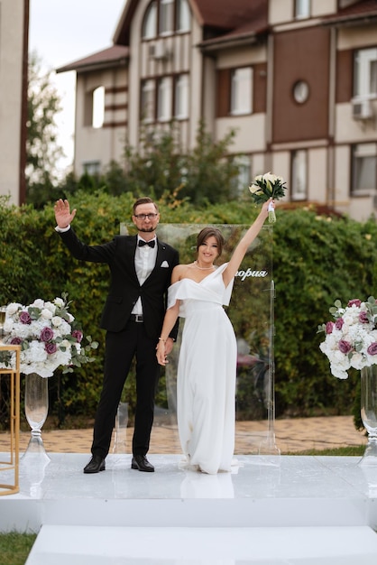 Ceremonia de boda de los recién casados en el claro