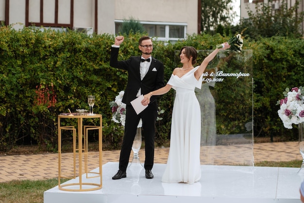 Ceremonia de boda de los recién casados en el claro