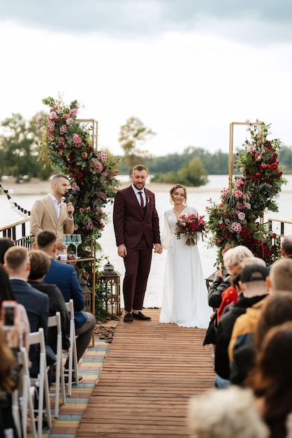 Ceremonia de boda de los recién casados en el muelle