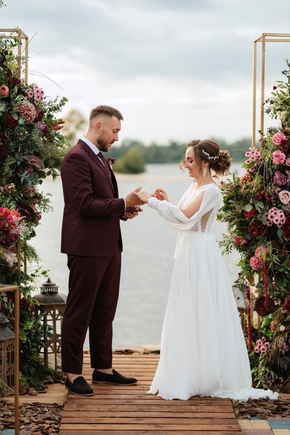 Ceremonia de boda de los recién casados en el muelle