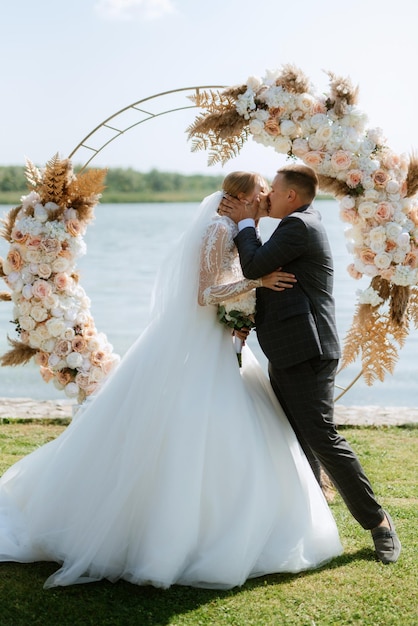 Foto ceremonia de boda de los recién casados en el muelle