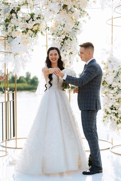 Ceremonia de boda de los recién casados en el muelle