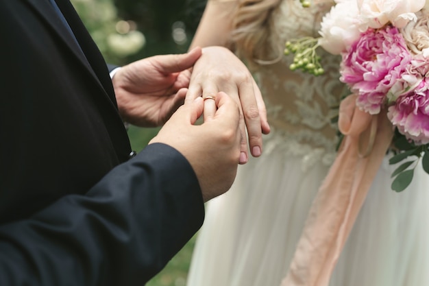 Ceremonia de boda romántica al aire libre