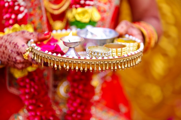 Ceremonia de boda tradicional india en el hinduismo sosteniendo puja thali y lámpara de aceite en la mano