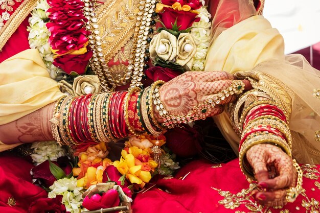 Ceremonia de boda tradicional de la India el novio y la novia