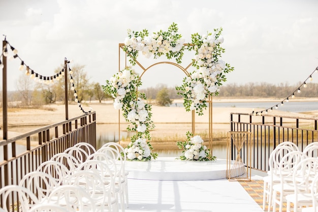 Ceremonia de bodas al aire libre Arco de bodas hermoso y elegante decorado con flores de rosa blanca