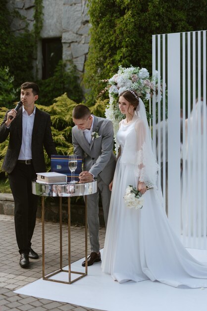 ceremonia de bodas de los recién casados en el desfiladero