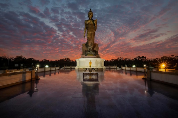 Ceremonia de budismo, senderos de luz de velas de personas caminando alrededor de la iglesia en el día de Magha Puja, día importante en la religión de Buda en el parque Phutthamonthon, Nakhon Pathom.