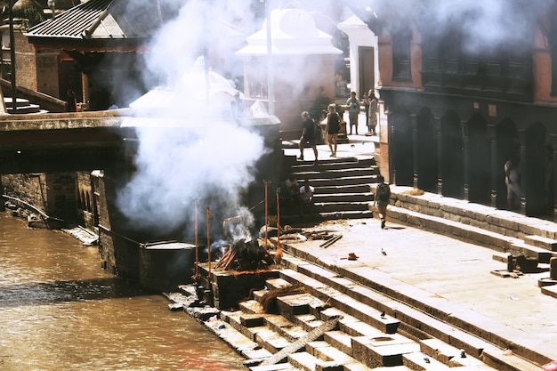 Ceremonia de cremación en el templo Pashupatinath Katmandú Nepal