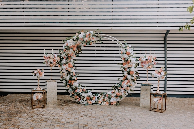 Ceremonia de decoración de boda redonda Arco decorado con flores de pie