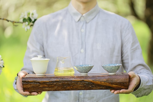 ceremonia japonesa del té en el jardín de primavera, flor de cerezo aromática sakura en asia